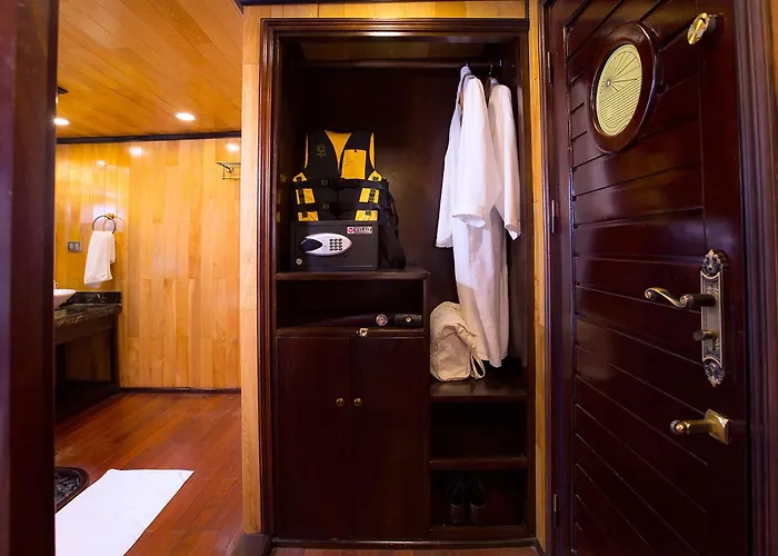 Aphrodite Cruise Khách sạn 4*
